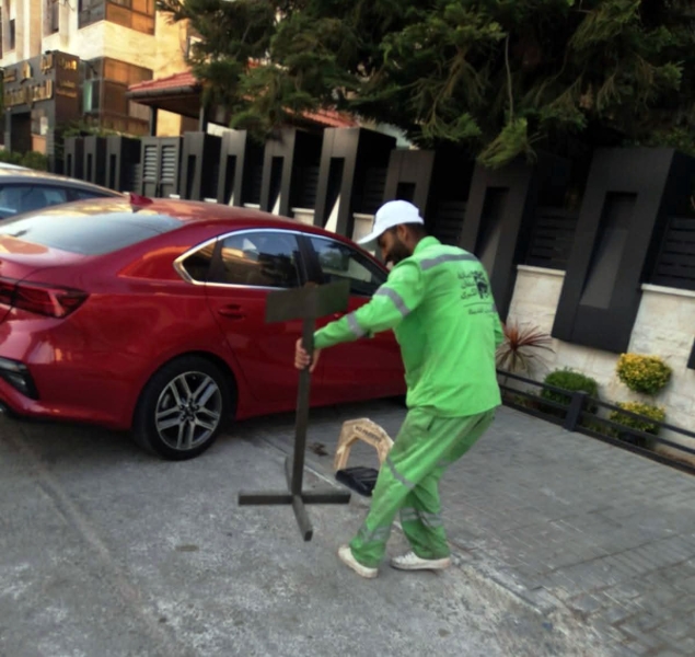 أمانة عمان الكبرى تزيل 5283 حاجزًا إسمنتيًا وبلاستيكيًا من الشوارع والأرصفة.