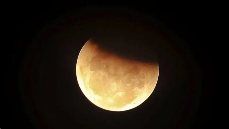 العالم على موعد مع خسوف كلي للقمر يستمر لمدة 5 ساعات