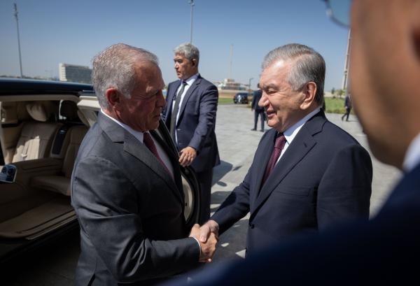 الملك يصل إلى مركز المؤتمرات في سمرقند