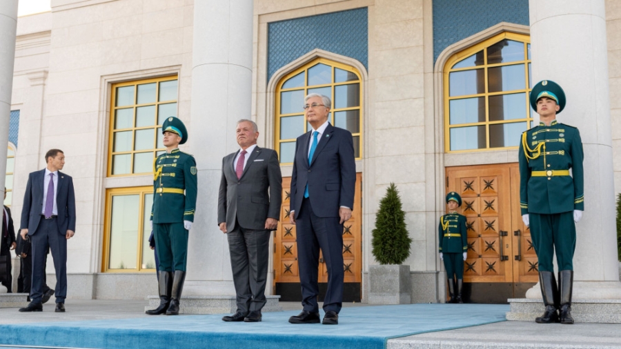 رئيس كازاخستان يستقبل الملك لدى وصوله مطار نور سلطان نزارباييف