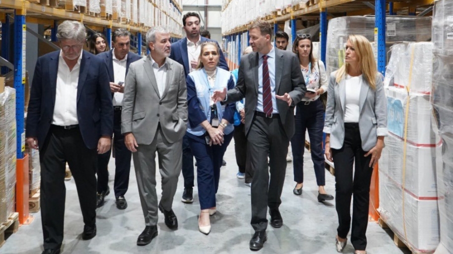 عمدة برشلونة يعلن من الأردن مضاعفة دعم المدينة للأونروا إلى 400 ألف يورو