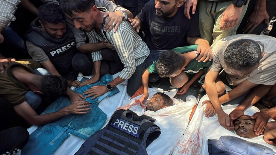 جيش الاحتلال يقول إنه استهدف كاميرا لحماس في ضربتين استشهد على إثرهما 5 صحافيين في غزة