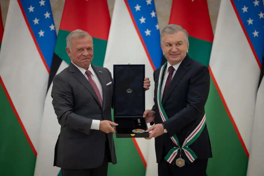 الملك يمنح الرئيس الأوزبكي وسام النهضة المرصع