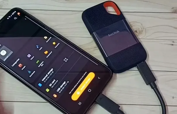ليس الشاحن فقط.. أجهزة قد لا تخطر ببالك يمكن توصيلها بهاتفك