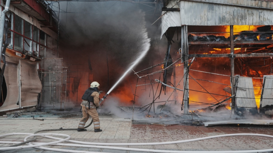 قتيلة وجريحان في ضربات روسية على خيرسون جنوب أوكرانيا