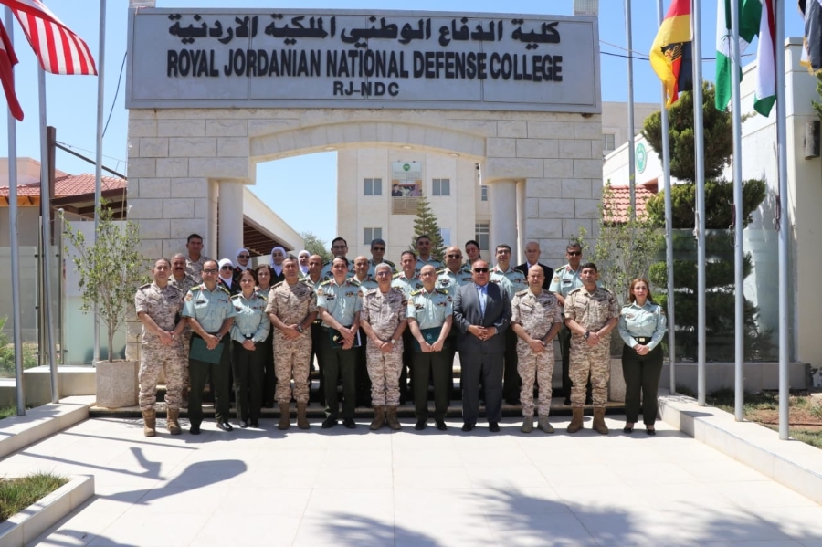 تخريج دورة فن القيادة والإدارة والتخطيط الاستراتيجي في كلية الدفاع