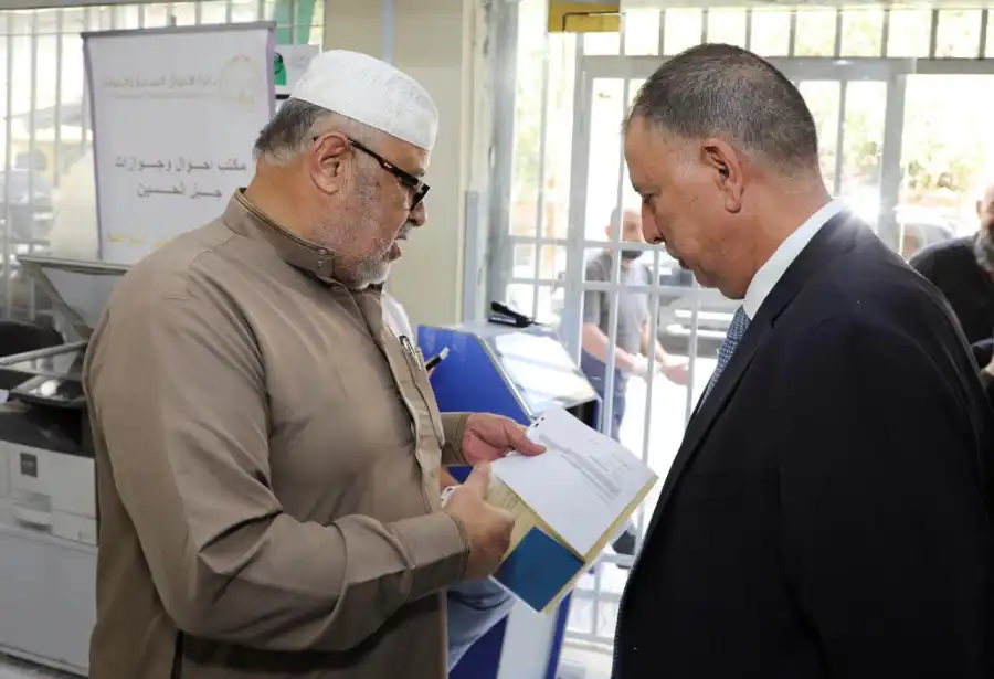 وزير الداخلية يتفقد سير العمل في مكتب أحوال وجوازات جبل الحسين