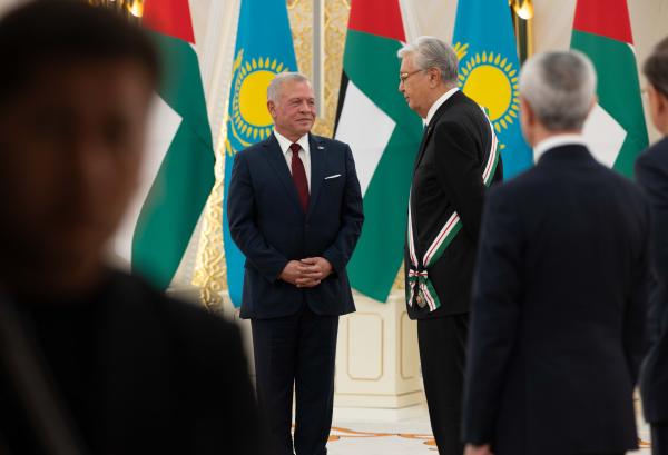 الملك يمنح رئيس جمهورية كازاخستان وسام النهضة المرصع