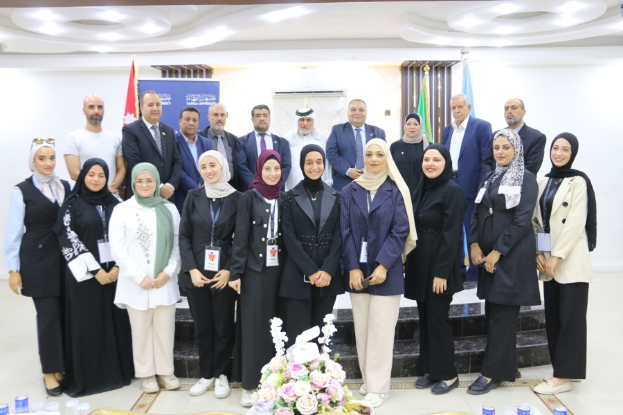 جامعة الزرقاء تكرّم المشرفات والطالبات المتطوعات في مبادرة قلم وورقة في جمعية عمر بن الخطاب الخيرية