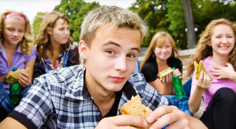 الصعوبات المالية قد تصيب المراهقين باضطرابات الأكل