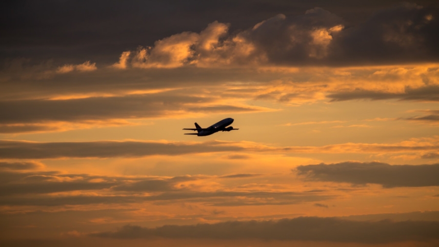 شركات طيران عالمية تقترح رفع سن التقاعد للطيارين الدوليين إلى 67 عاما