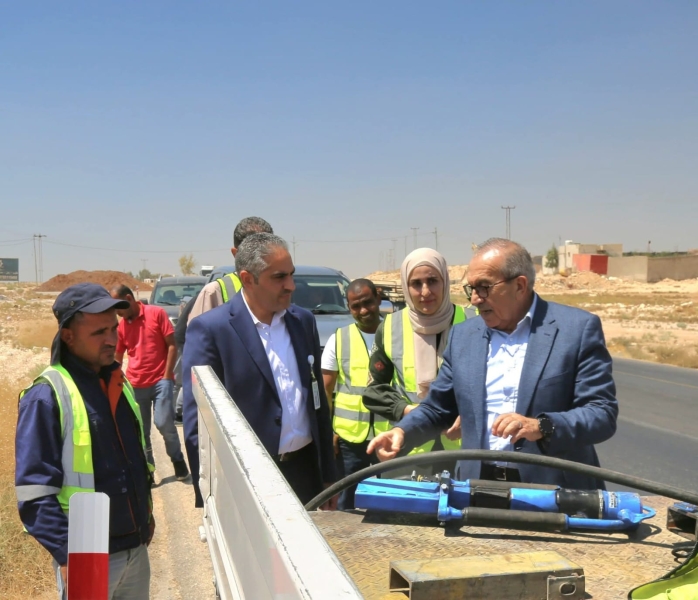 أبو السمن يتفقد أعمال تأهيل طريق الموقر الأزرق وطريق المدينة الرياضية الجديدة