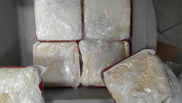 ضبط سيدة أردنية حاولت تهريب كبتاغون مخبأ داخل علب حلويات من لبنان