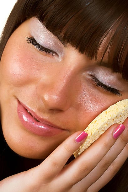 وصفات طبيعية لتنظيف المسام الواسعة فى البشرة وتقليل حجمها