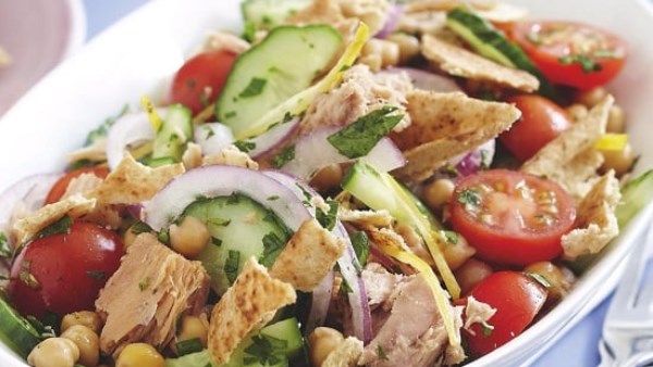 مفيدة ومغذية .. طريقة عمل سلطة الحمص الخضراء