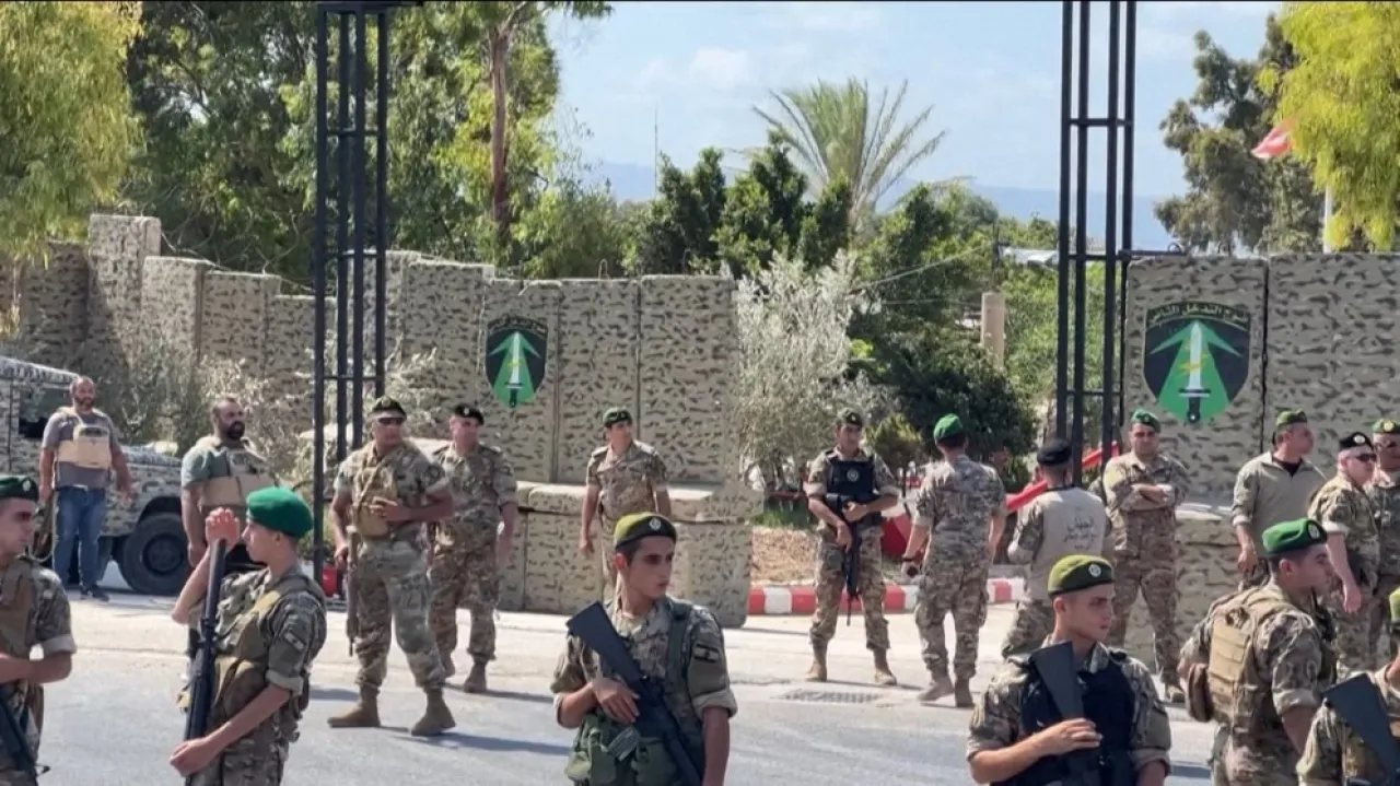 الجيش اللبناني يتسلم الدفعة الثالثة من سلاح المخيمات الفلسطينية في بيروت