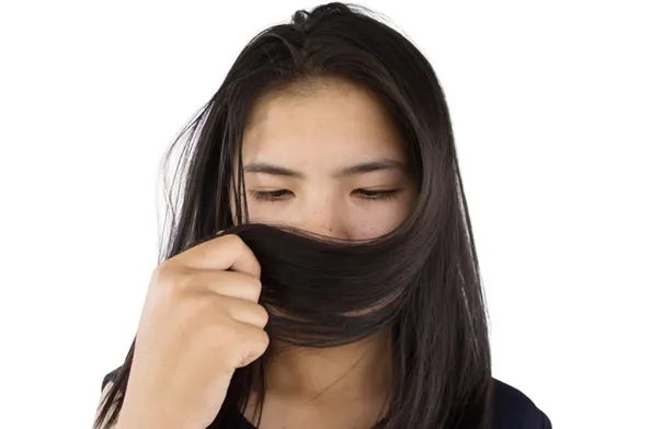 رائحة الشعر الكريهة.. أسبابها وحلول فعّالة للتخلص منها