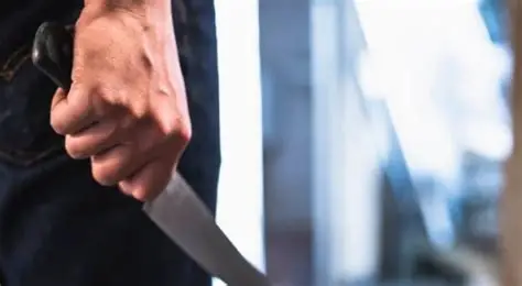 عاجل...بواسطة أداة حادة شاب يطعن شخص آخر مما أدى إلى وفاته