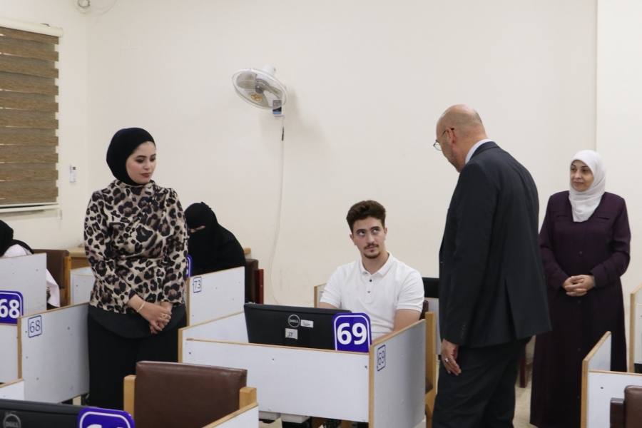 نائب رئيس جامعة الزرقاء يتفقد سير الامتحانات النهائية للفصل الدراسي الصيفي