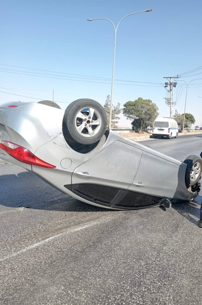 انقلاب مركبة خصوصي بعد  إشارة مخيم عزمي المفتي بإتجاه عمان