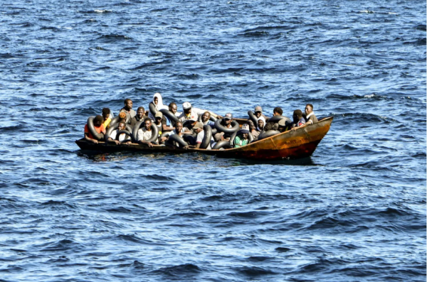 صيادون ينقذون 47 مهاجرًا غرق قاربهم قبالة سواحل تونس