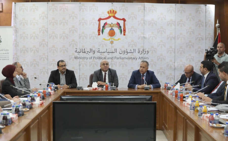 تنظيم جلسة توعوية حول جائزة الحسين للعمل التطوعي بالتعاون بين الشؤون السياسية والشباب