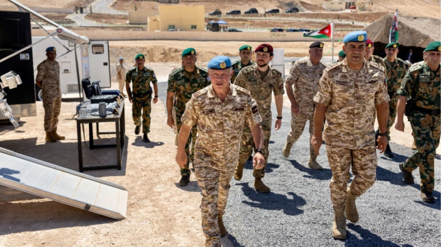 بالصور...  الملك يرافقه ولي العهد يزور مديرية سلاح الهندسة الملكي