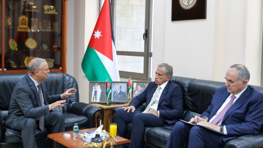 رئيس الوزراء يلتقي رئيس المجلس القضائي لبحث الشؤون القضائية المشتركة