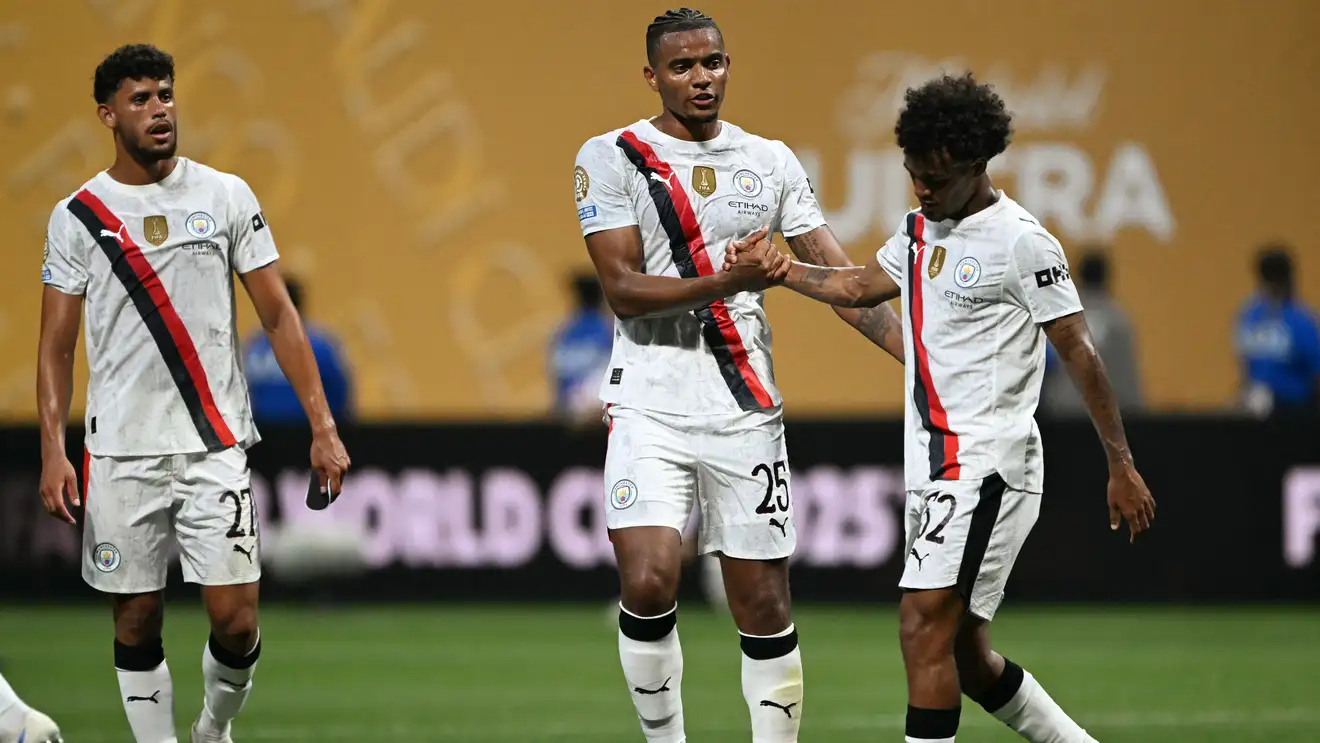 مدافع مانشستر سيتي أكانجي يصل  إيطاليا