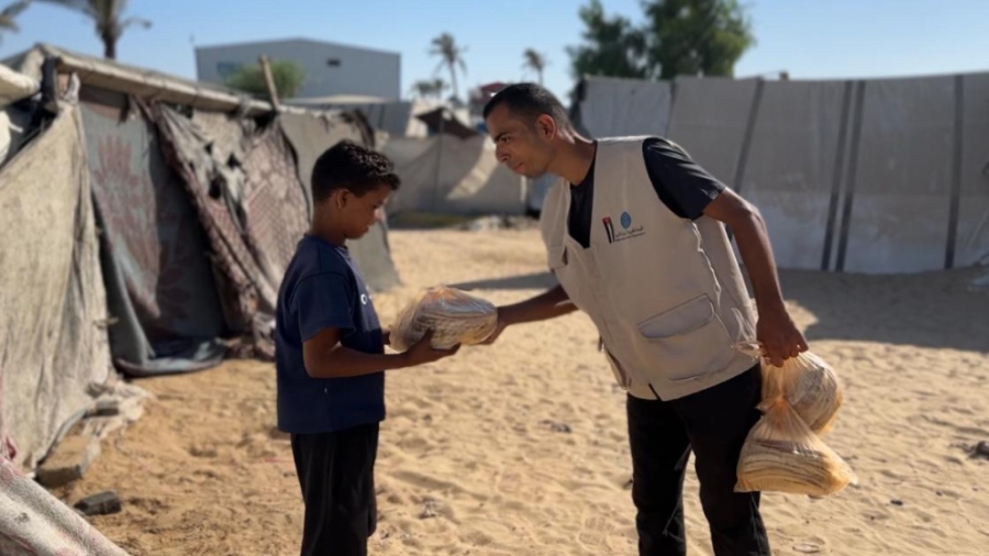 الهيئة الخيرية تواصل توزيع الخبز في شمال وجنوب قطاع غزة