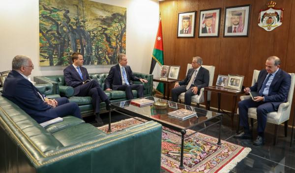 رئيس الوزراء يستقبل رئيس المنتدى الاقتصادي العالمي