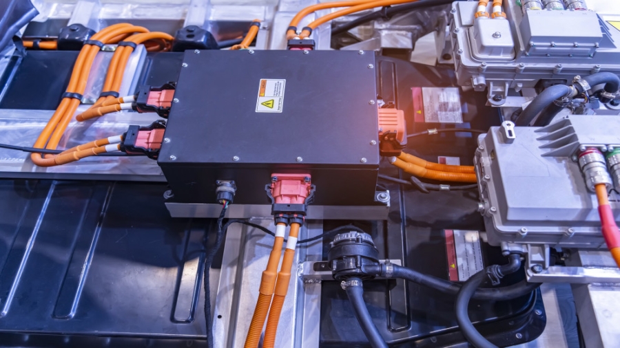 وزارة البيئة : إجراءات للتعامل مع بطاريات المركبات الكهربائية والهجينة الناتجة عن حوادث السير