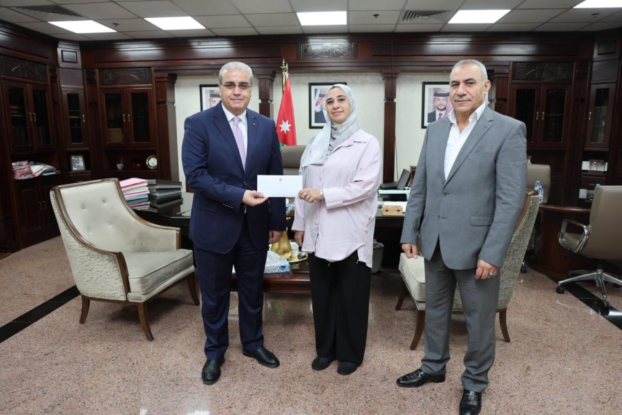 وزير الصحة يكرّم موظفة الخدمات في مستشفيات البشير تقديرا لأمانتها