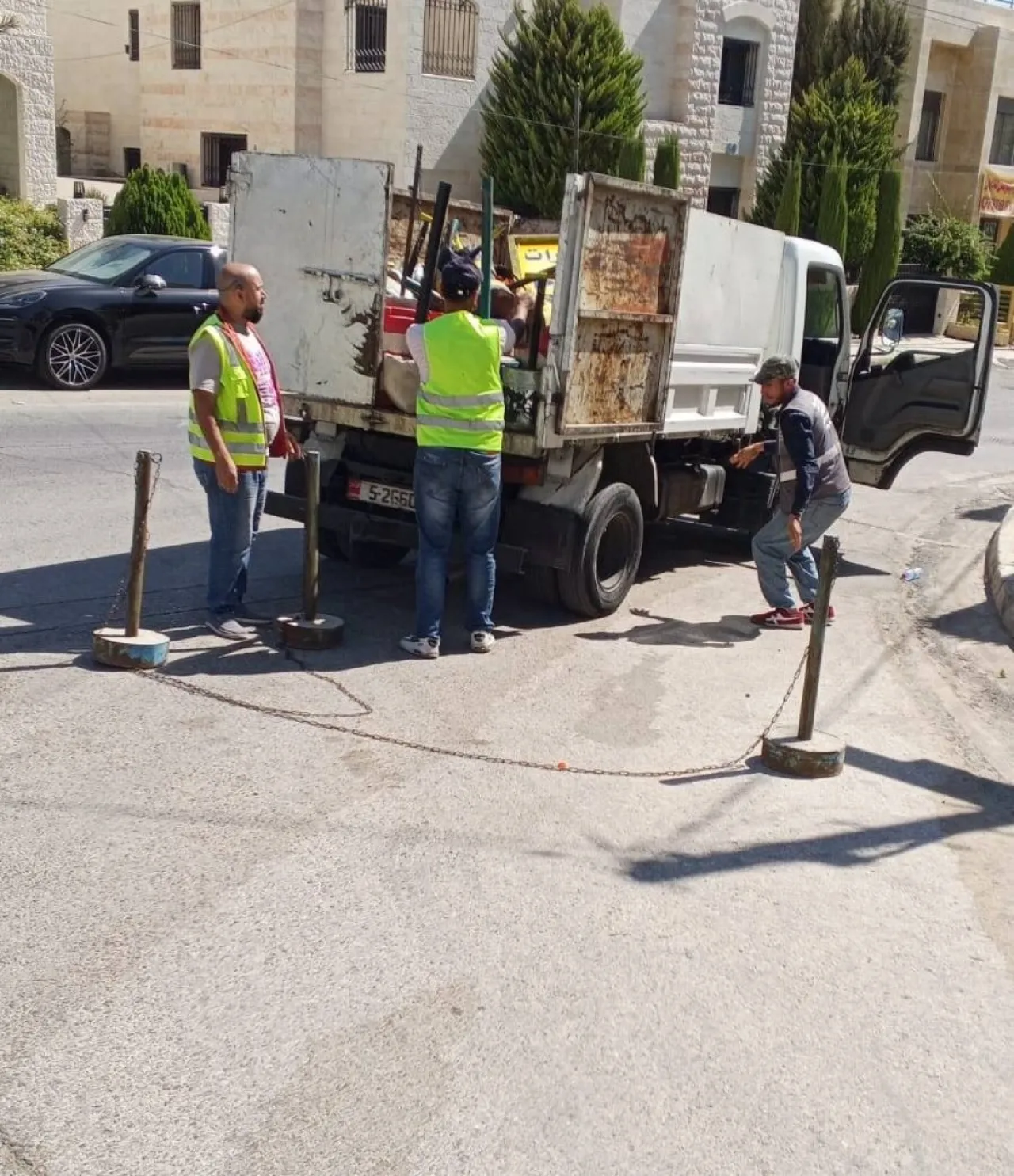 حملة أمانة عمان تزيل 1100 حاجز إسمنتي و6800 عائق من الشوارع والأرصفة