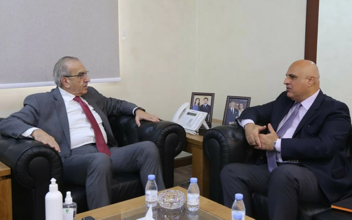 أبو السمن يبحث مع السفير الأذربيجاني تعزيز التعاون في مجالات الإنشاءات والإسكان