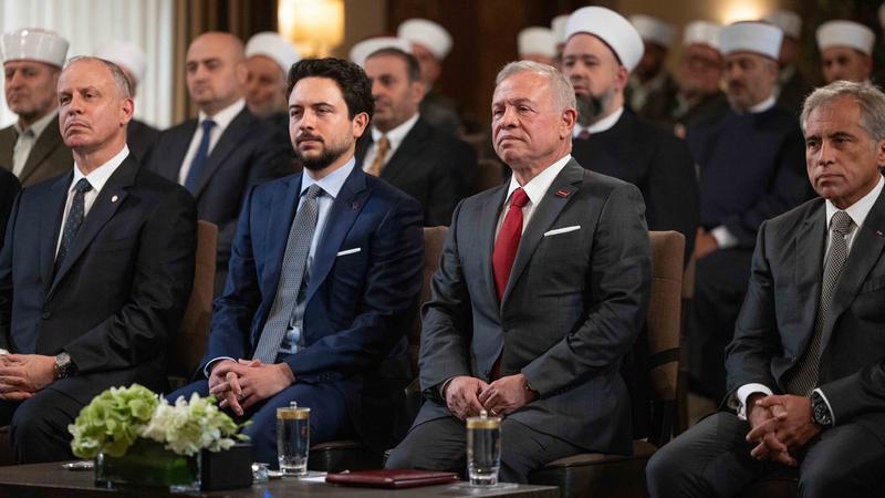 الملك ينشر مقطع من قصيدة (المدحة النبوية  قافية الهمزة) ..  فيديو