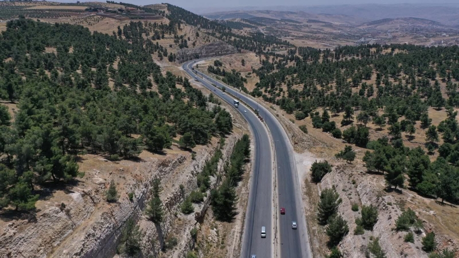 إغلاق جزئي لطريق إربدعمان الجمعة لتركيب جسر مشاة قرب جامعة جرش