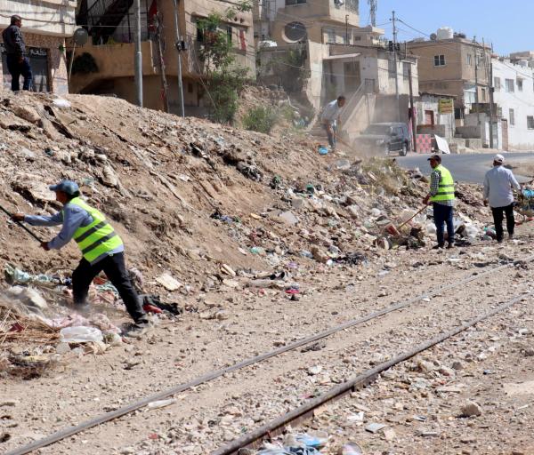 بلدية الرصيفة تزيل المخلفات والاعتداءات عن خط السكة الحديدية ضمن حملة ميدانية