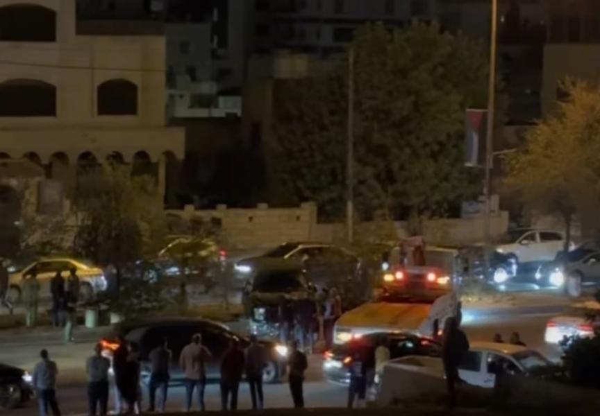 عاجل .. انقلاب مركبة يتسبب بأزمة سير خانقة قرب نفق الشعب