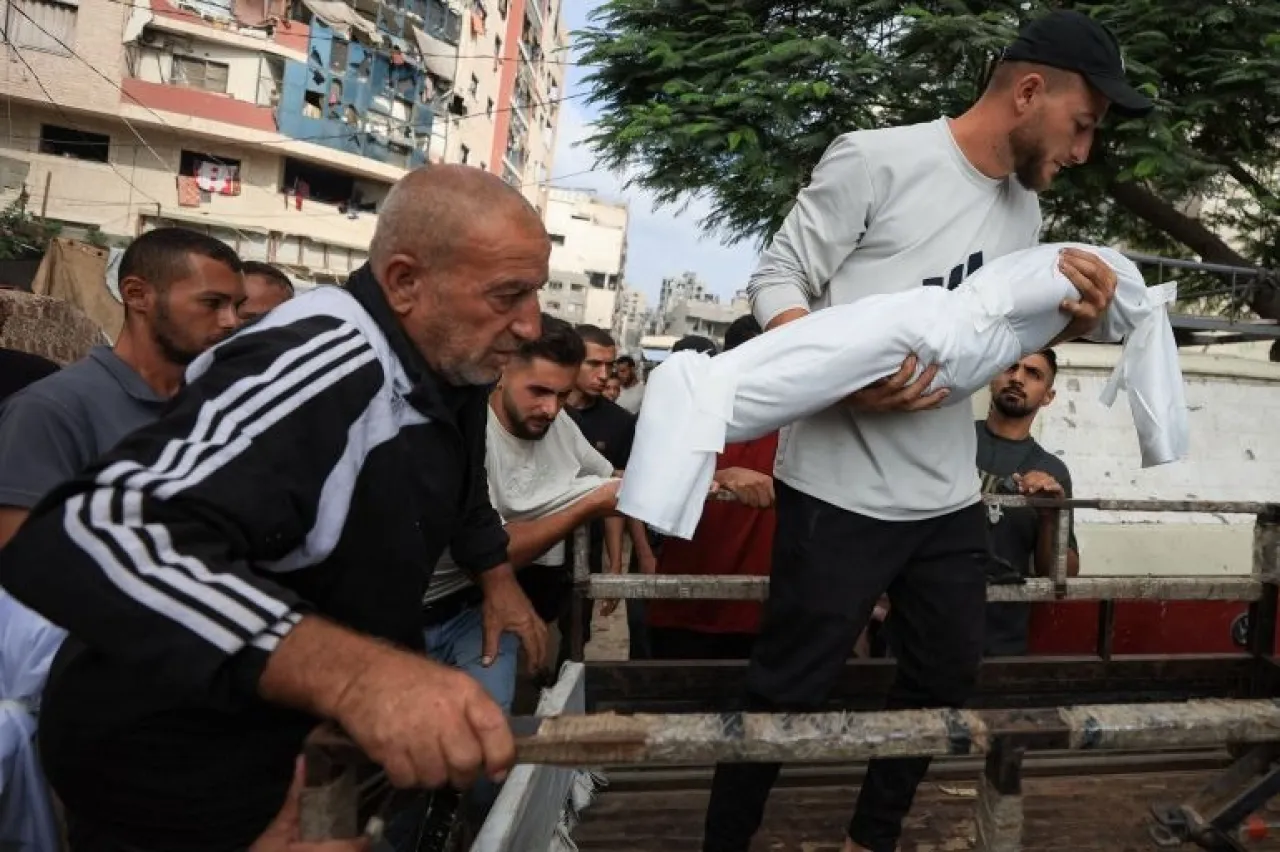 75 شهيدا بقطاع غزة منذ الفجر والاحتلال يعزز قواته