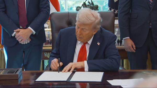 ترامب يوقع أمرًا تنفيذيًا لتغيير اسم وزارة الدفاع إلى وزارة الحرب