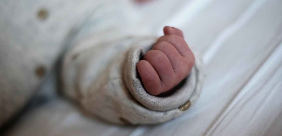 سقطت من والدها … طفلة رضيعة تبتلع قطعة مخدرات وهذا ما حلّ بها!