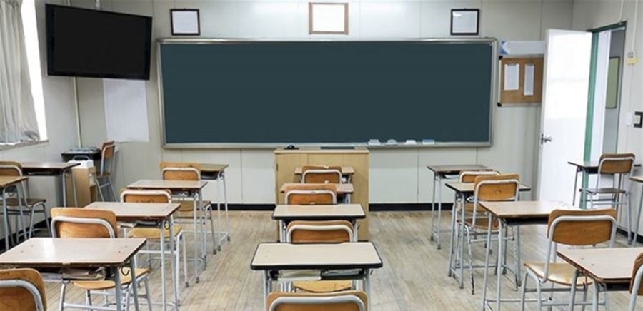 كانت مستلقية على الطاولة… مديرة تطلب من الطلاب تدليك ساقيها