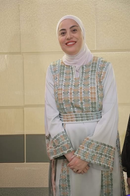 وزيرة التنمية الاجتماعية ترتدي ثوبًا تراثيًا من تصميم سيدات جرش دعماً للحرف اليدوية