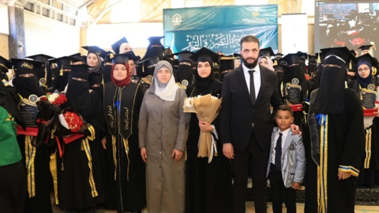عقيلة أحمد الشرع لطيفة الدروبي تتخرج من جامعة إدلب