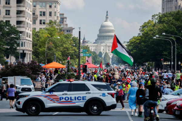 آلاف الامريكيين يتظاهرون ضد قرار ترامب في واشنطن