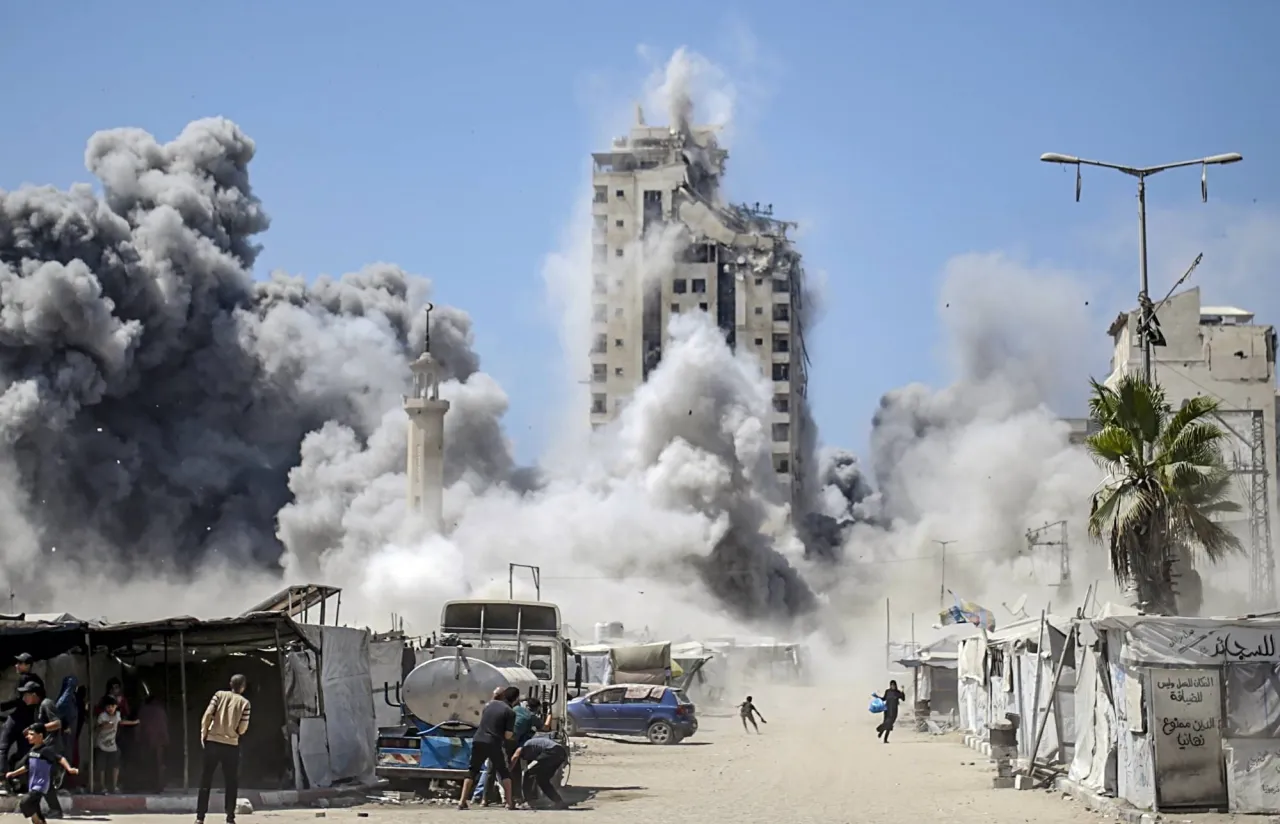 والا: الاحتلال يعتزم مهاجمة مزيد من الأبراج بمدينة غزة