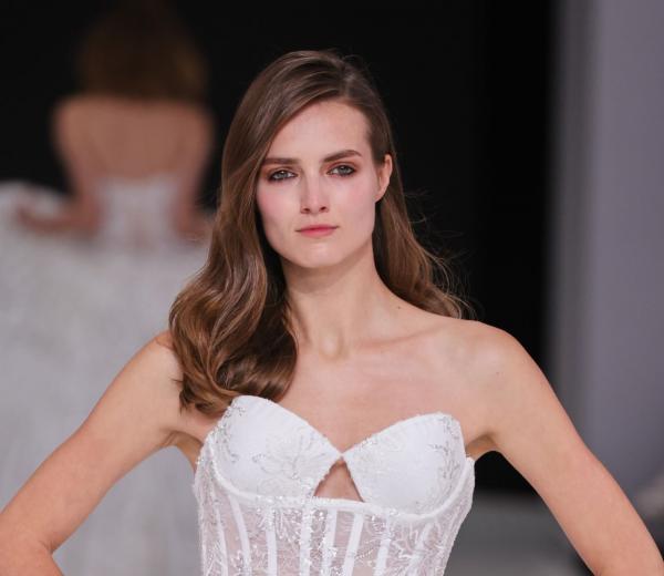 أجمل تسريحات شعر العروس .. من الفخامة إلى النعومة