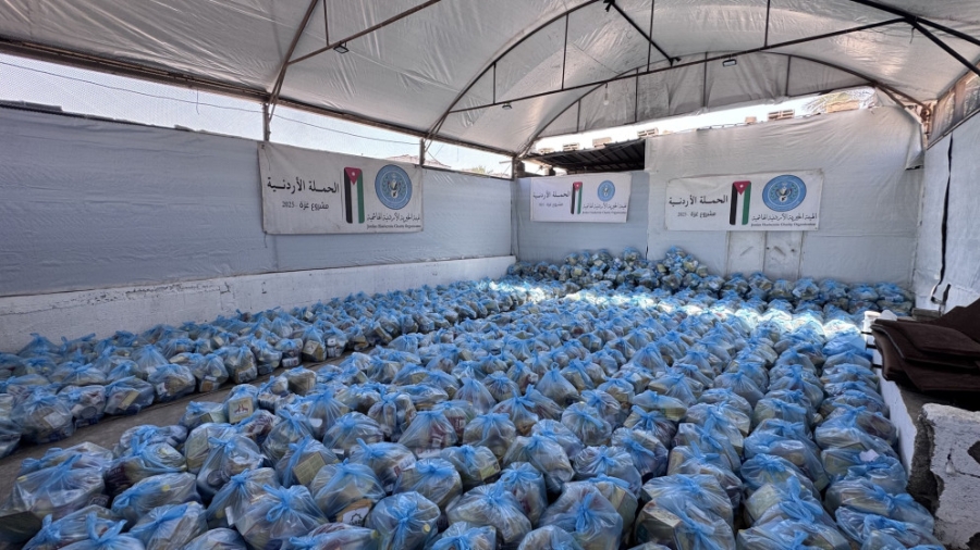 الحملة الأردنية توزّع 700 طرد غذائي استجابةً لمناشدات نازحين في غزة