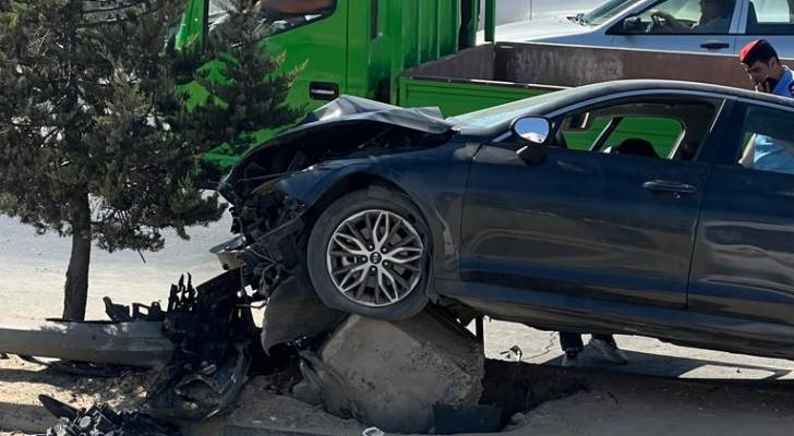 حادث سير في مرج الحمام يقتلع عامود كهرباء ويصيب شخصا